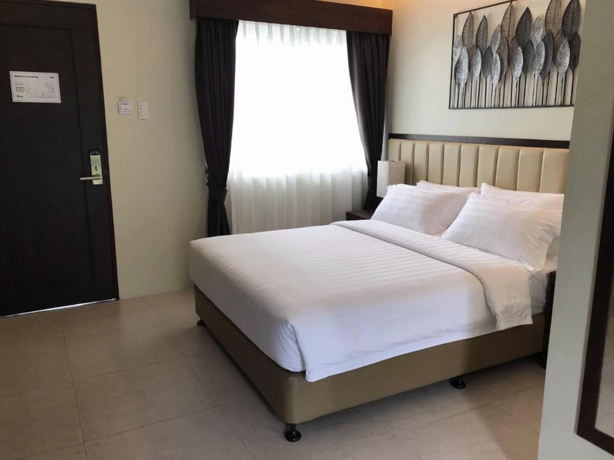 Rovira Suites Dumaguete City Exteriör bild